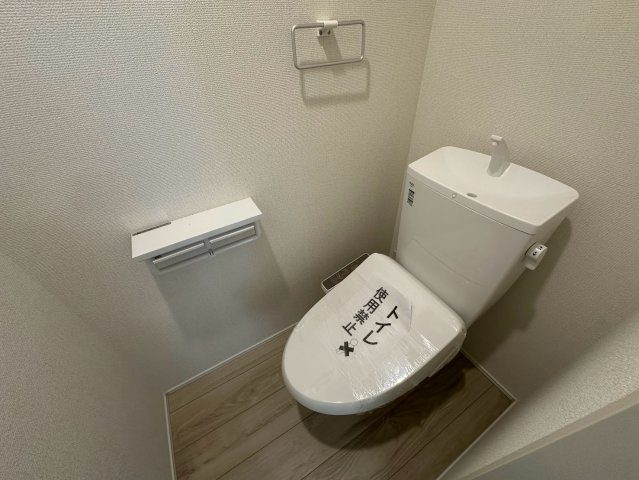 八王子市万町第１期のトイレ|清潔感あふれるシンプルなデザインのトイレです！温水洗浄便座を備えており、一年を通して快適にお使いいただけます。換気用の小窓が付いているため、自然の光を取り入れながらいつでも爽やかな空間を保てます☆