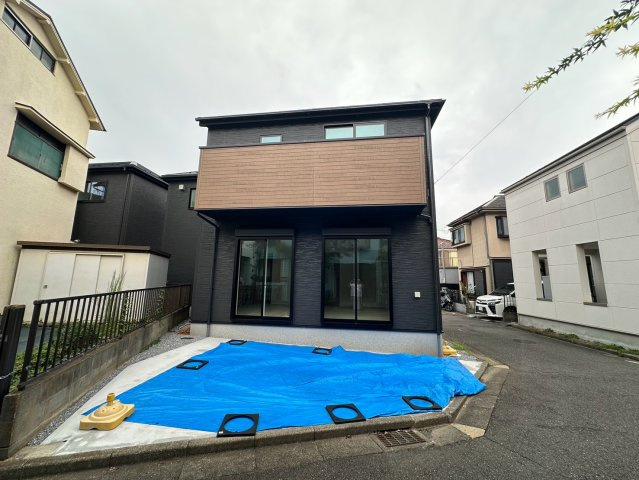 八王子市万町第１期の前面道路含む現地写真|別角度からの現地写真です！周辺は戸建てが立ち並ぶ閑静な住宅街で、日当たりや風通しも良好。ご近所との距離感も程よく、安心して暮らせる住環境です。実際の道の広さや周辺の雰囲気をぜひご体感ください☆