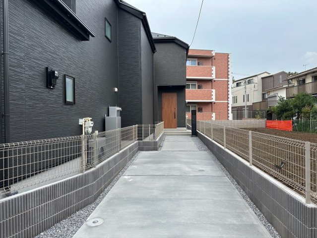 八王子市万町第１期の外観|前面道路から見た建物の外観です！周辺は戸建てが立ち並ぶ落ち着いた住宅街で、穏やかな時間が流れています。車通りも少なく、お子様のお出かけや帰宅時も安心。長く住み続けたくなる、心地よい住環境が魅力です！