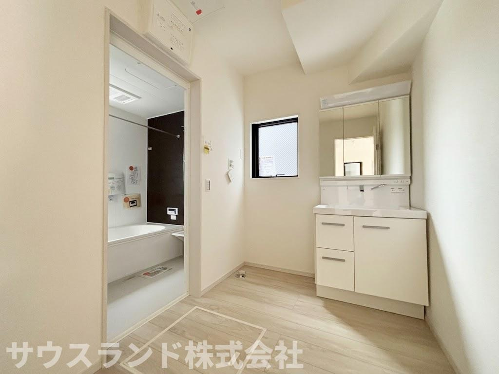八王子市子安町4期の洗面所|脱衣スペースにも十分なゆとりを持たせた、使いやすい洗面室です！朝の忙しい時間帯でも、ご家族で並んでスムーズに身支度を整えることができます。窓が付いているため換気もしやすく、湿気対策もばっちりです。