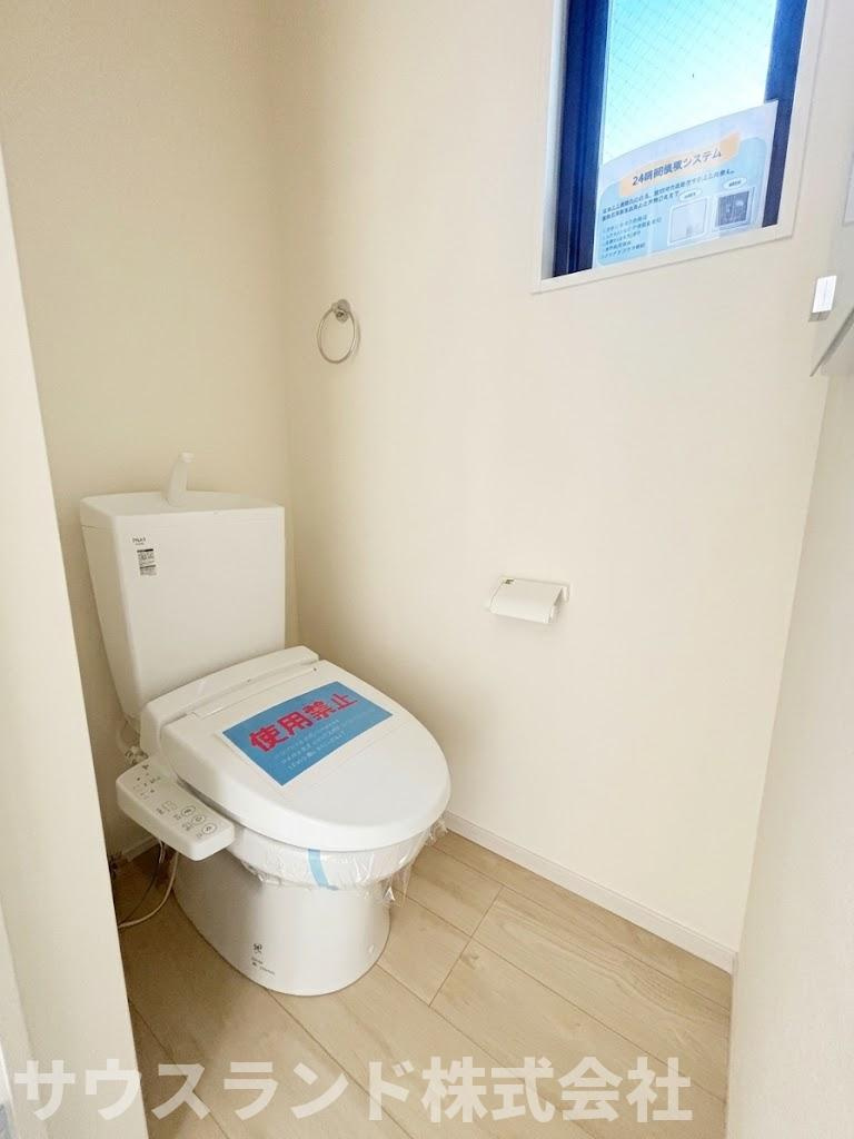 八王子市子安町4期のトイレ|小窓から明るい自然光が差し込む、清潔感あふれる温水洗浄便座付きのトイレです！こもりがちなニオイも換気しやすく、いつでも快適にお使いいただけます。ペーパーホルダーも二つあり、使い勝手の良い設計です。