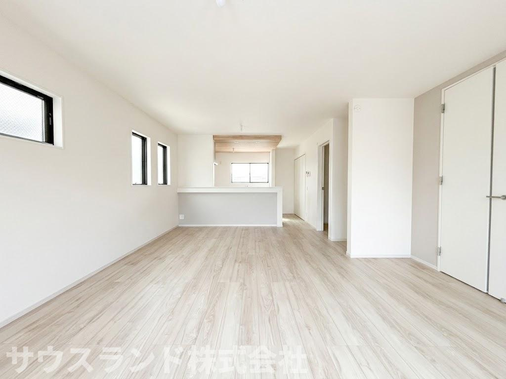 八王子市子安町4期の居間・リビング|白を基調とした明るく開放的なリビングダイニングです！窓が多く自然光がたっぷり入るため、日中は照明なしでも快適にお過ごしいただけます。お好みの家具やカーテンを合わせて、理想の空間作りを楽しめます。