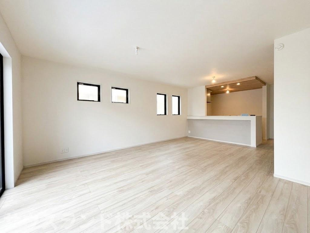 八王子市子安町4期の居間・リビング|キッチンからリビングの奥まで見渡せる、奥行きのある広々とした間取りです！大きな家具を配置しても動線をしっかりと確保でき、ストレスなく生活できます。ご家族が自然と集まる、温かく居心地の良い空間です。