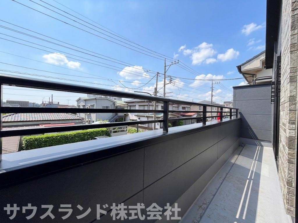 八王子市子安町4期のバルコニー|南向きで日当たり良好な、開放感たっぷりのバルコニーです！天気の良い日には、お布団やたくさんの洗濯物を干して、ふかふかに乾かすことができます。周囲の見晴らしも良く、風にあたっての気分転換にも最適です。