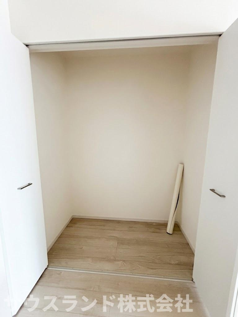 八王子市子安町4期の収納|お部屋をすっきりと保つための、便利な収納スペースが確保されています！普段使わない季節ごとの家電や、かさばる荷物もまとめて見えない場所にしまっておくことができます。居住空間を広々と無駄なく使えます。
