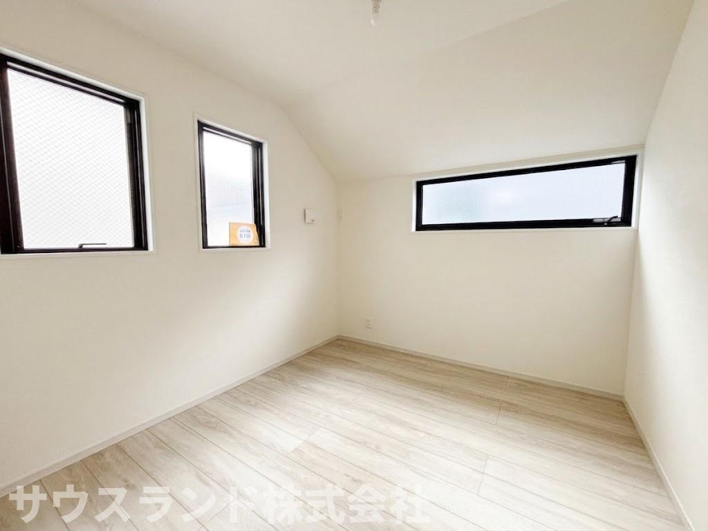 八王子市子安町4期の洋室|高い位置に窓が設けられており、外からの視線を気にせず自然光を取り込める洋室です！壁の面積が広いため、ベッドや本棚などの家具のレイアウトも思いのままに楽しめます。静かで落ち着いて過ごせる空間です。