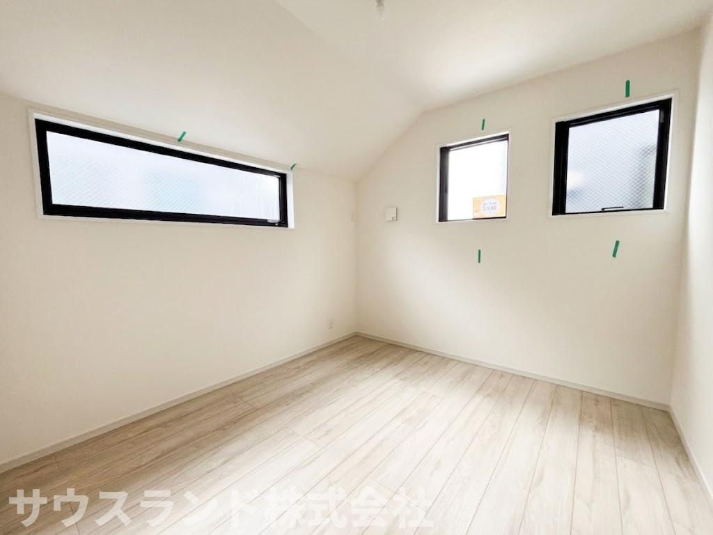 八王子市子安町4期の洋室|風通しが良く、心地よい空気が循環する過ごしやすい洋室です！子供部屋としてはもちろん、来客用の寝室や趣味のお部屋など、用途に合わせて柔軟にお使いいただけます。明るい床材が空間に清潔感を与えます。