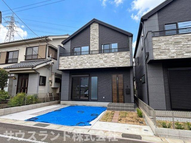 八王子市子安町4期の外観|黒を基調とした外壁に木目調のアクセントが映える、モダンでかっこいい外観です！駐車スペースはお車の出し入れがしやすい形状になっています。閑静な住宅街に位置しており、落ち着いた穏やかな生活が送れます。
