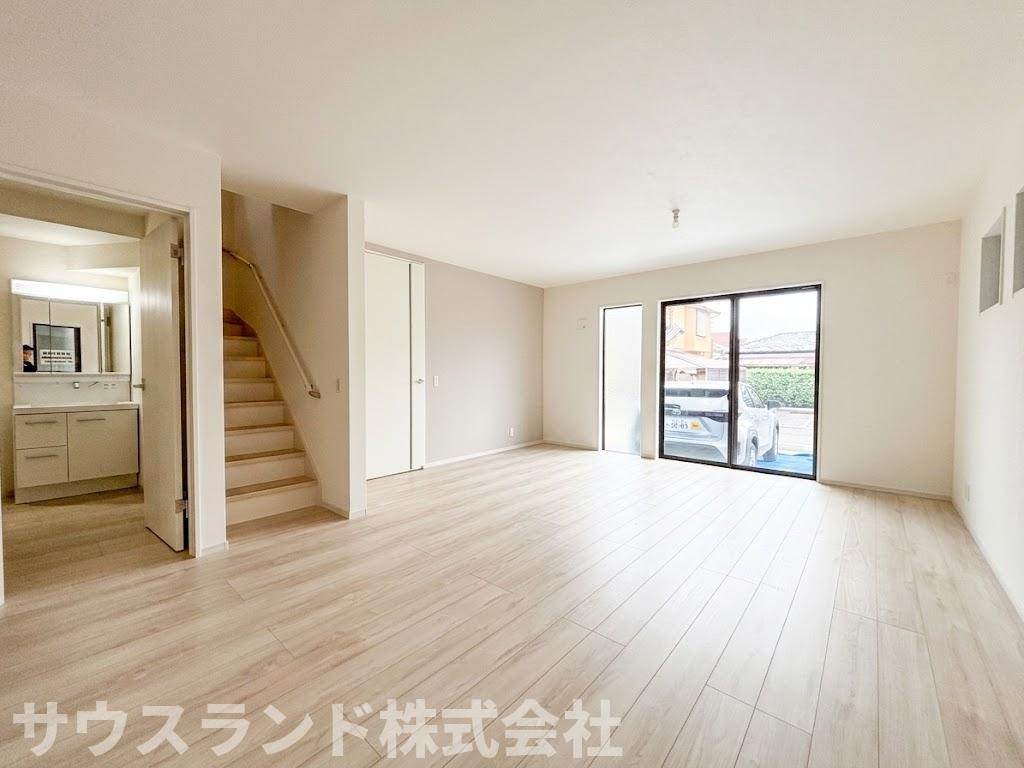 八王子市子安町4期の居間・リビング|リビング内に階段が設けられており、外出時や帰宅時にご家族と顔を合わせやすい温かい間取りです！コミュニケーションが自然と生まれ、お互いの気配を感じながら安心して生活できます。明るく開放的な空間です。