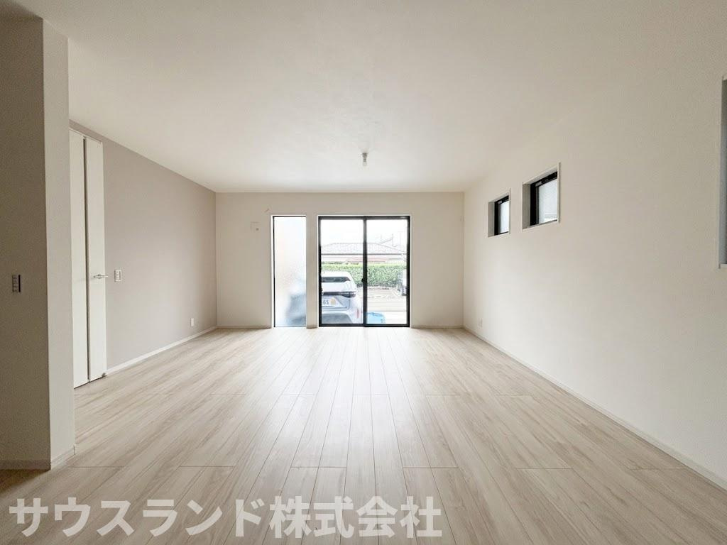 八王子市子安町4期の居間・リビング|大きな窓からたっぷりと光が差し込む、明るく開放的なリビングダイニングです！広々とした空間で、大きめのソファやダイニングテーブルを置いてもゆとりがあります。ご家族でゆったりとくつろげる空間です。