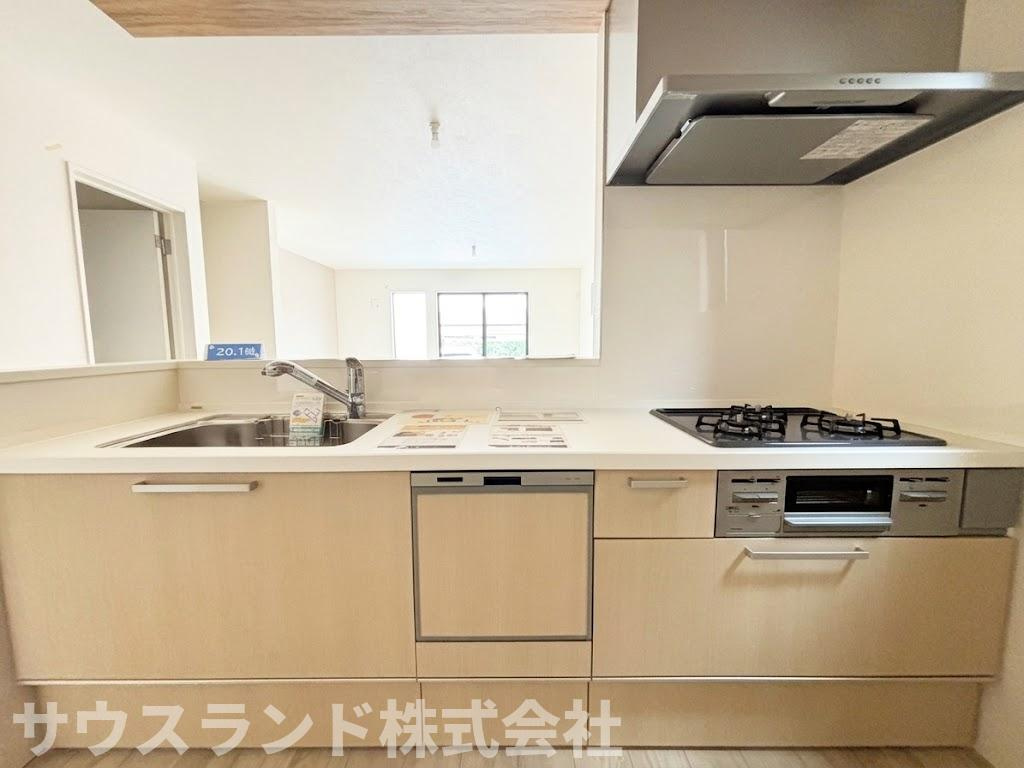 八王子市子安町4期のキッチン|木目調の優しいデザインがインテリアに馴染む、おしゃれな対面式キッチンです！リビングにいるご家族の様子を見守りながらお料理ができます。収納スペースもたっぷりで、調理器具や食器もすっきりと片付きます。
