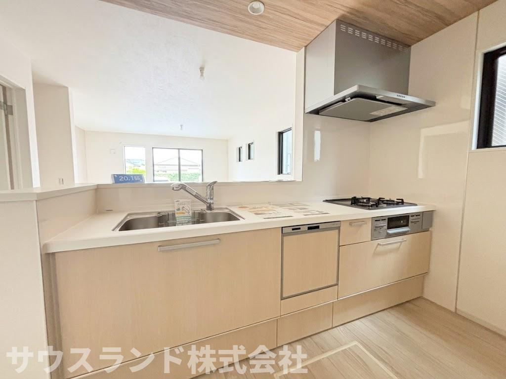 八王子市子安町4期のキッチン|ゆとりのあるワークトップでお料理の準備もしやすい、使い勝手の良いシステムキッチンです！カウンター越しに出来立てのお料理をサッと配膳でき大変便利です。毎日の家事の時間を短縮してくれる嬉しい設計です。