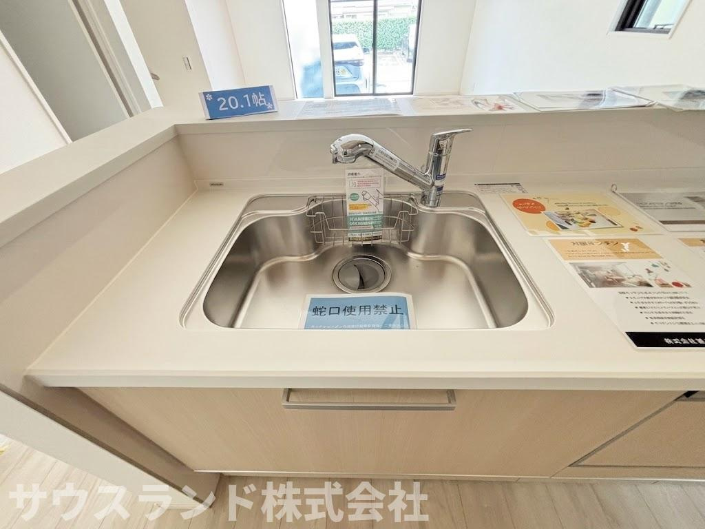 八王子市子安町4期のキッチン|大きなお鍋やフライパンも洗いやすい、ゆったりとした広さのシンクです！浄水器一体型の水栓が備わっており、いつでも美味しいお水をご利用いただけます。お手入れも簡単で、水回りをいつでも清潔に保てます。