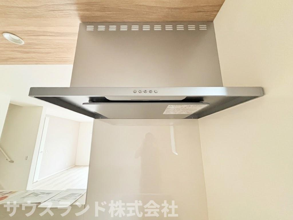 八王子市子安町4期のキッチン|スタイリッシュな見た目でお手入れも簡単なスリム型のレンジフードです！お料理中の気になるニオイや煙をしっかりと吸い込んでくれます。フラットな形状なので、サッと拭き取るだけで綺麗なお掃除が可能です。