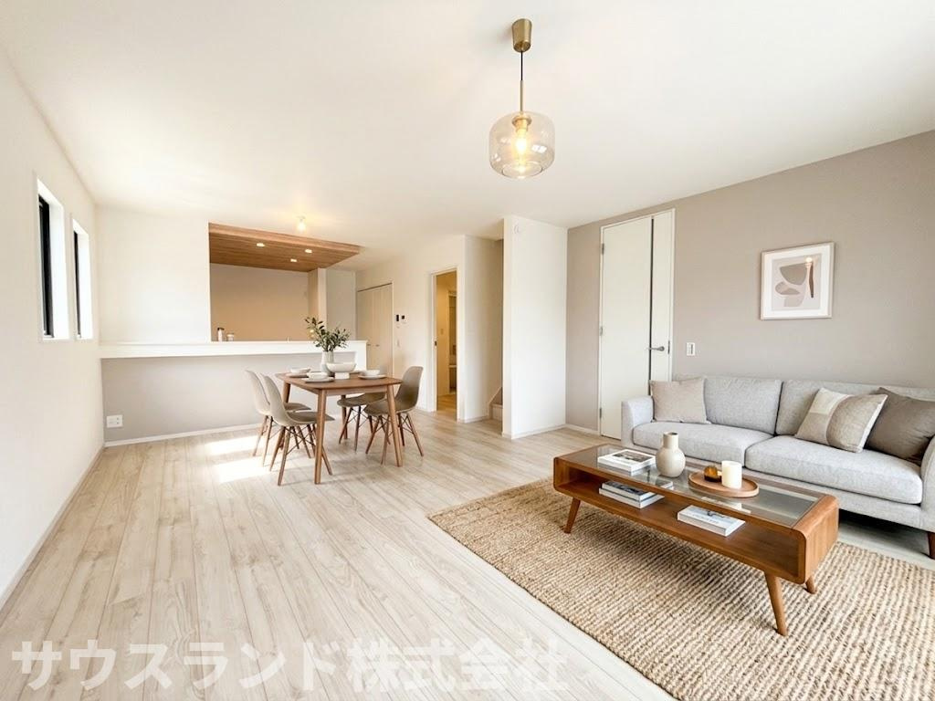 八王子市子安町4期の居間・リビング|家具を配置してもゆとりのある広々としたリビングダイニングです！ご家族みんなでソファにくつろぎながらテレビを見たり、のんびりとした休日を過ごすのにぴったりです。自然と会話も弾む温かく居心地の良い空間です