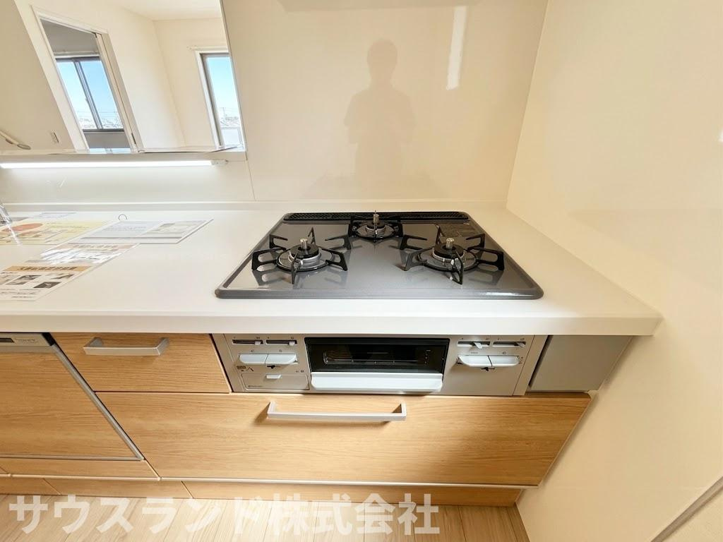 八王子市子安町4期のキッチン|複数のお料理を同時に効率よく進めることができる、便利な３口ガスコンロです！忙しい朝のお弁当作りや夕食の準備もスムーズに行えます。フラットな天板は汚れがサッと拭き取れるため、毎日のお手入れも簡単です。