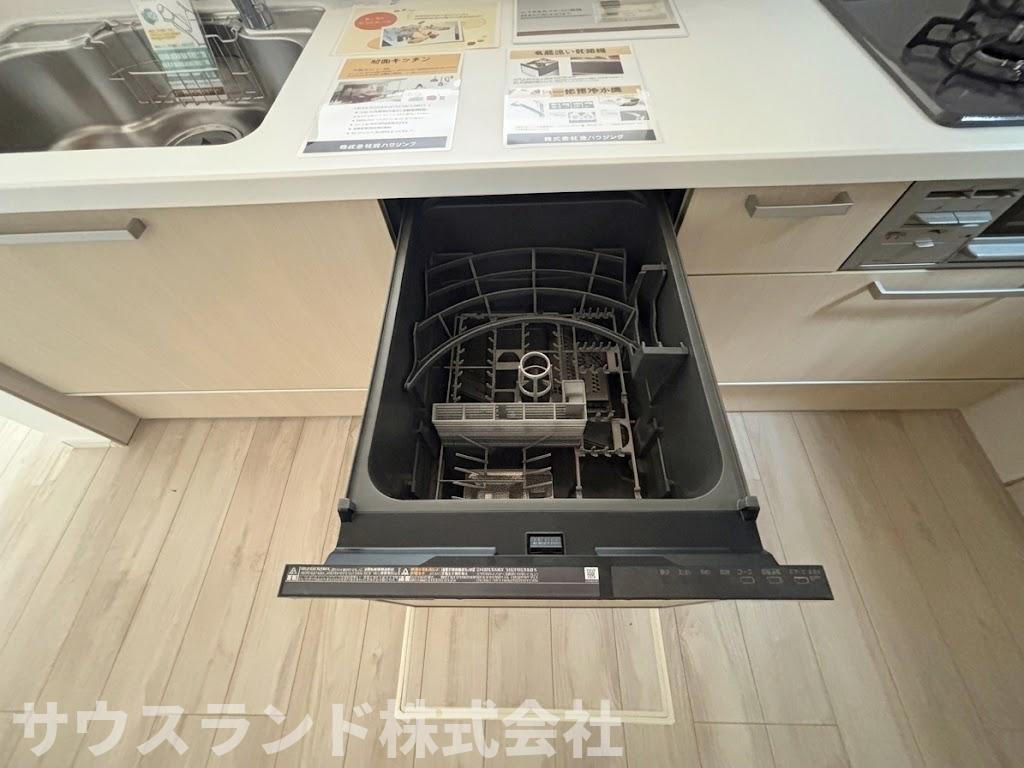 八王子市子安町4期のキッチン|面倒な食後の後片付けをサポートしてくれる、便利なビルトイン食器洗い乾燥機です！家事の負担を減らし、ご家族とゆっくり過ごす時間を増やすことができます。手洗いに比べて節水効果が期待できるのも嬉しいです。