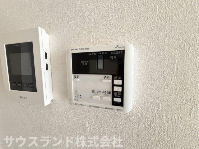 八王子市子安町4期の冷暖房・空調設備|キッチン近くの壁面に給湯器などの操作パネルがスッキリとまとめられています！お料理の合間でも、ボタン一つでお風呂のお湯張りや温度調節が可能です。毎日の生活動線を考えた、暮らしに寄り添う便利な設備です。