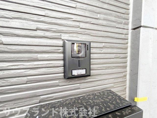 八王子市子安町4期のセキュリティ|玄関先には、防犯カメラ付きのスタイリッシュなインターホンが設置されています！お家の外観に馴染むシンプルなデザインが魅力的です。雨風に強い丈夫な作りで、ご家族の安全をしっかりと見守ってくれる設備です。