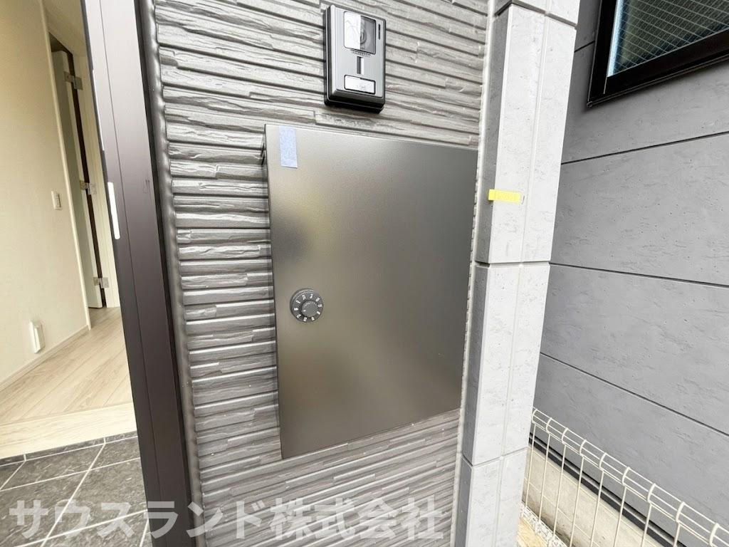 八王子市子安町4期の設備|不在時でも確実に荷物を受け取ることができる、大変便利な宅配ボックスが備わっています！インターネットでのお買い物が多いご家庭にも嬉しい設備です。再配達の手間が省け、時間を有効に使うことができます。