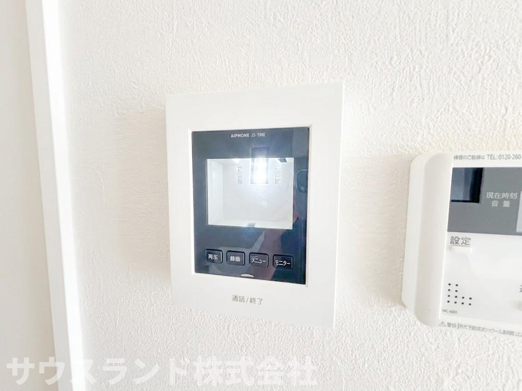 八王子市子安町4期のセキュリティ|訪問者の顔をカラー画面でしっかりと確認できるモニター付きインターホンです！小さなお子様のお留守番時や夜間の急な来客でも、事前に相手を確認できるため安心です。便利な録画機能もしっかりと備わっています。