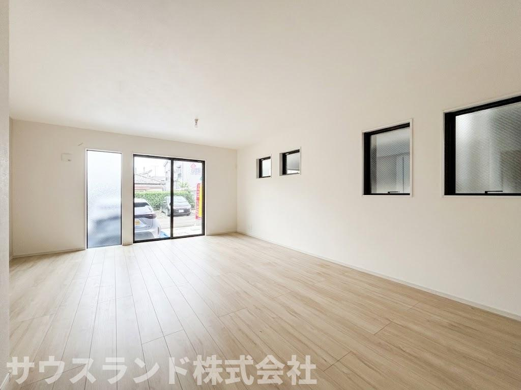 八王子市子安町4期の居間・リビング|白を基調とした内装が美しい、広々としたリビングダイニングです！壁の面積が広く、大型テレビやソファなどお好みの家具を自由にレイアウトできます。窓からの採光も良く、心地よい開放感に包まれる空間です。