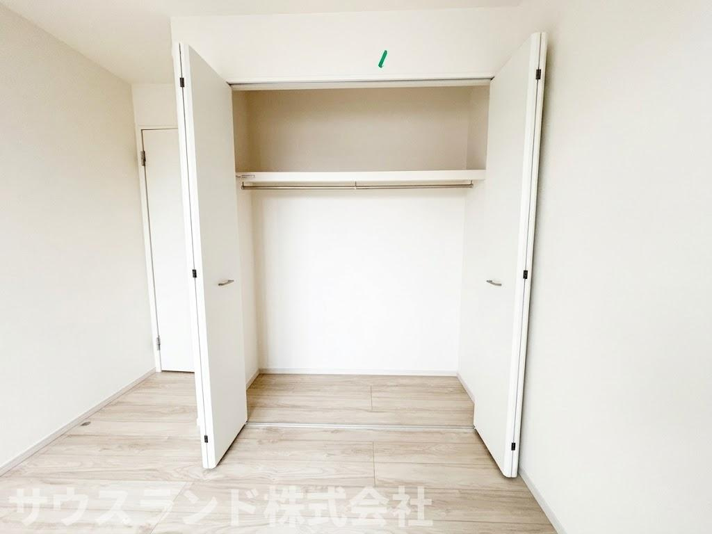 八王子市子安町4期の収納|上部には枕棚、下部にはハンガーパイプが設置された使い勝手の良いクローゼットです！丈の長いコート等もシワにならずに綺麗に収納できます。お部屋が片付き、居住スペースをゆったりと使うことができます。