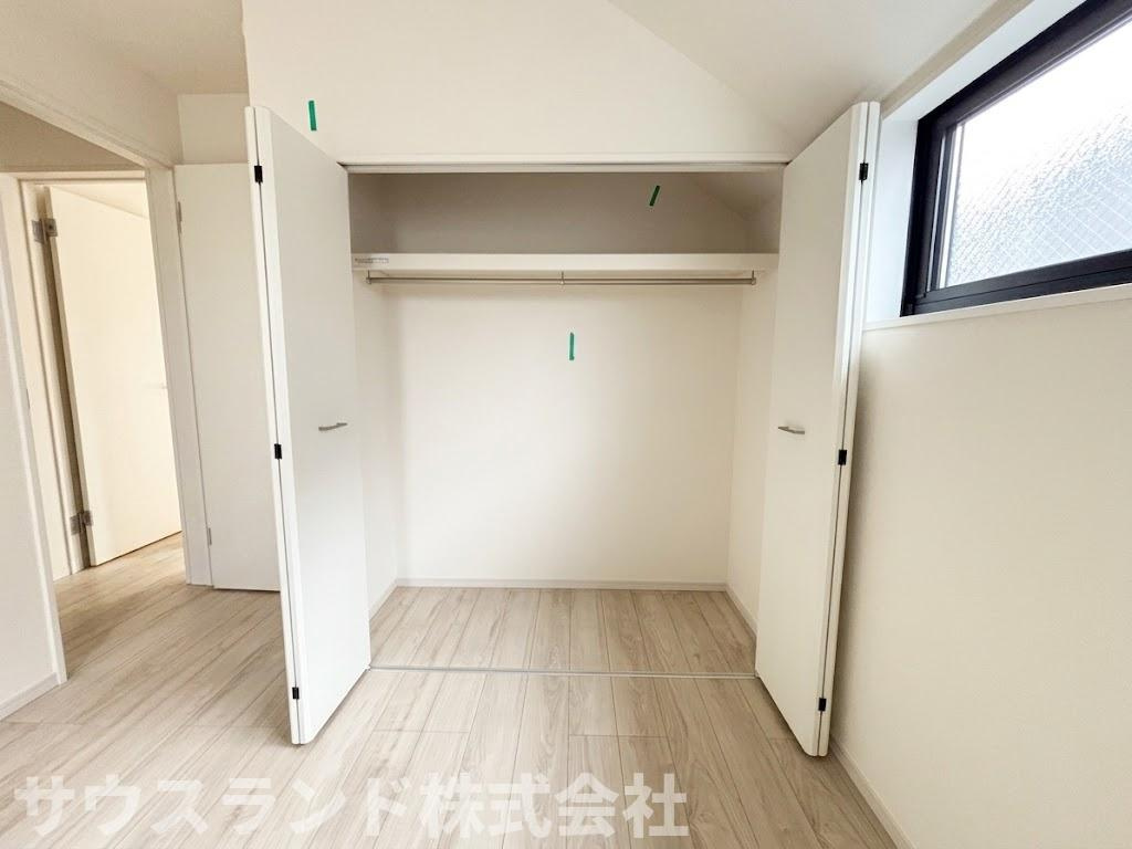 八王子市子安町4期の収納|各居室に備え付けられた大容量の収納スペースです！かさばる季節物の家電や、お洋服などをまとめて見えない場所にしまっておくことができます。お部屋に物が溢れず、いつでも整理整頓された快適な環境を保てます。
