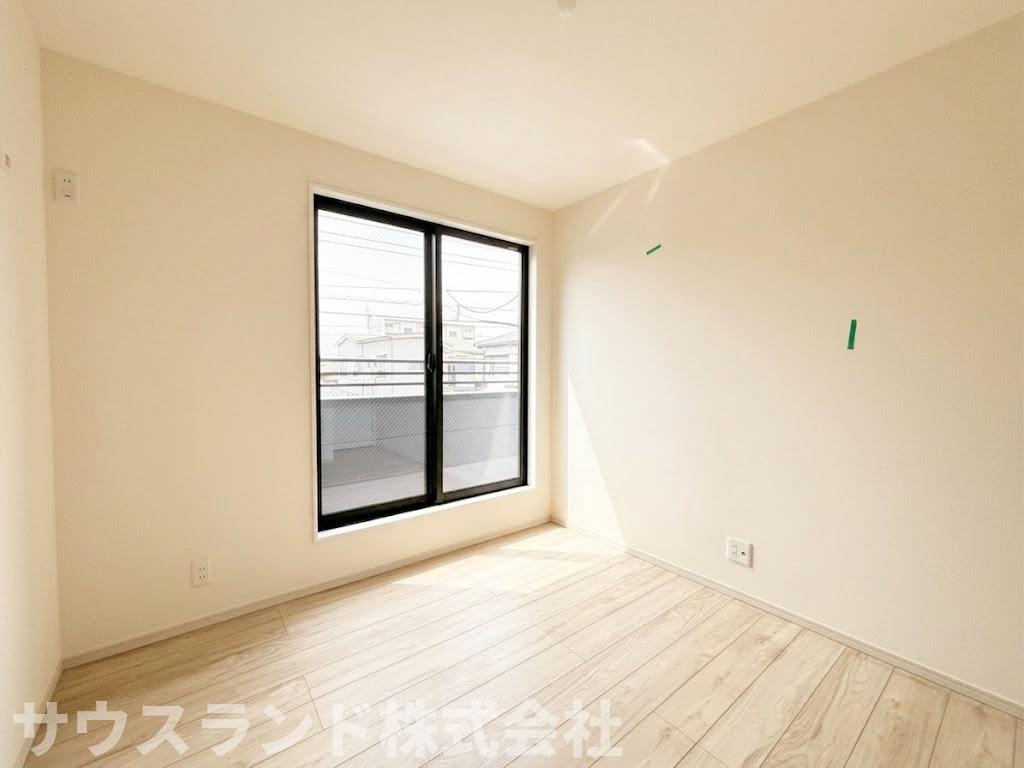 八王子市子安町4期の洋室|大きな窓から自然光がたっぷりと差し込む、明るく風通しの良い洋室です！主寝室としてはもちろん、お子様の成長に合わせて子供部屋として使うのにもぴったりです。落ち着いた色の床材がリラックスを誘います。