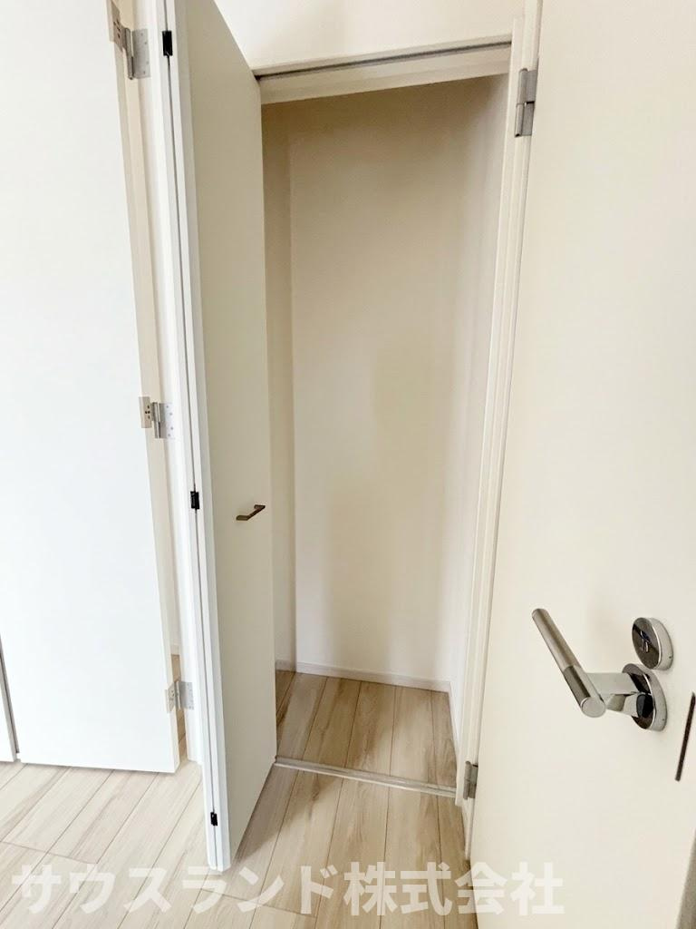 八王子市子安町4期の収納|廊下のスペースを有効活用した、扉付きの収納です！お掃除道具や日用品のストックなど、生活感が出やすいアイテムを隠して収納しておくのに大変便利です。お家の中をすっきりと保つための強い味方となります。
