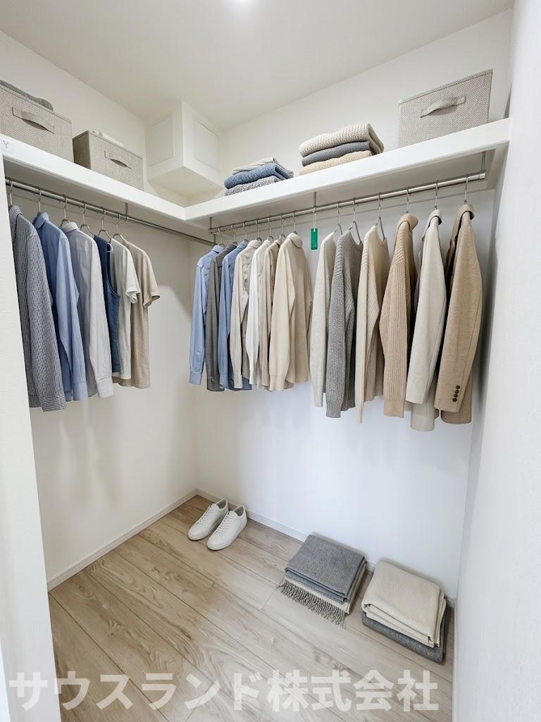 八王子市子安町4期の収納|洋服をたくさんお持ちの方にも嬉しい、大容量のウォークインクローゼットです！ハンガーパイプ付きでコートやワンピースもシワにならずに収納できます。小物類も綺麗に整理でき、毎日の身支度がスムーズになります。