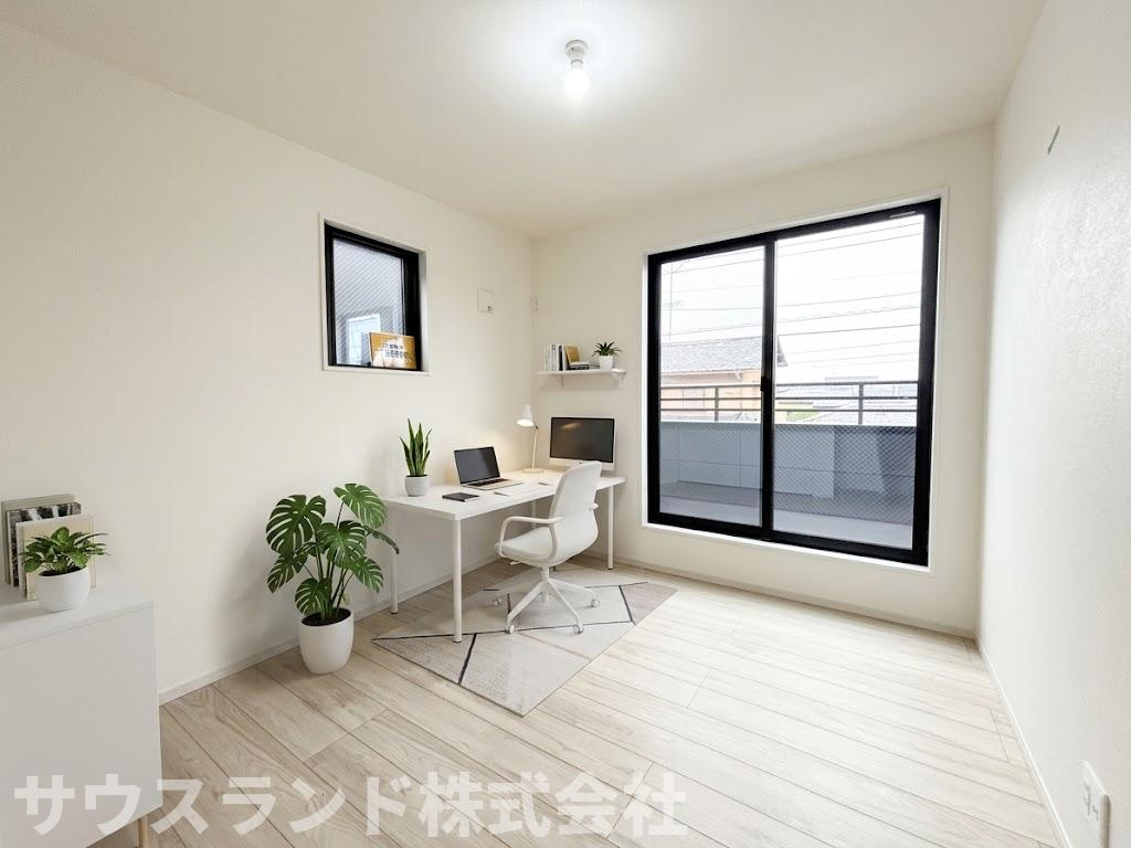 八王子市子安町4期の洋室|リモートワークや趣味の作業スペースとしても活用できる便利な洋室です！窓際にデスクを置けば、外の景色を眺めながら集中して作業に取り組むことができます。風通しも良く、気分転換もしやすい快適な環境です。