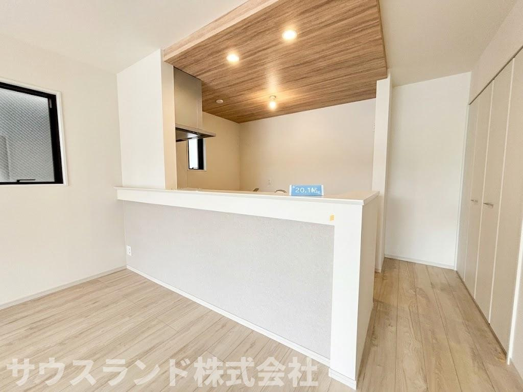 八王子市子安町4期のキッチン|リビング全体を見渡すことができる、開放感のある対面式キッチンです！お料理をしながら、リビングで遊ぶお子様の様子をしっかりと見守ることができます。木目調の折り下げ天井が、おしゃれなカフェのようです。