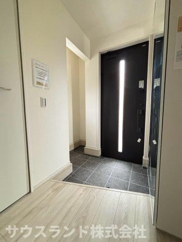 八王子市子安町4期の玄関|白を基調とした明るく開放的な玄関スペースです！天井まである大容量のシューズボックスが備わっており、ご家族全員の靴をすっきりと収納できます。いつでも整理整頓された綺麗な玄関でお客様をお迎えできます。