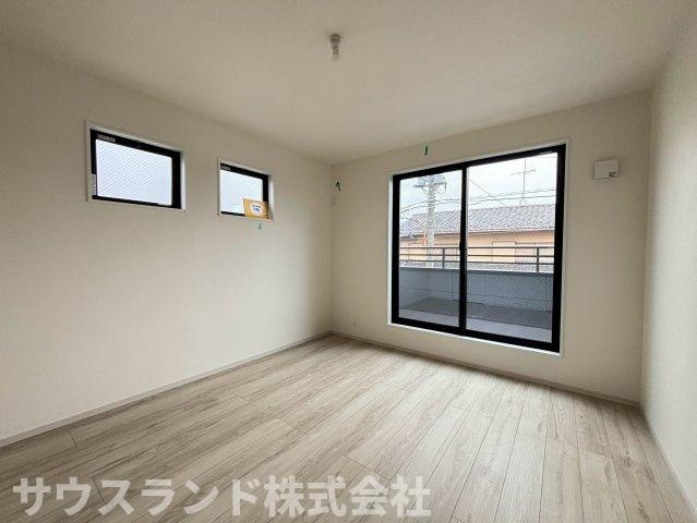 八王子市子安町4期の洋室|二面の窓から明るい光と心地よい風を取り込める快適な洋室です！主寝室や子供部屋など、用途に合わせてフレキシブルにお使いいただけます。落ち着いた色のフローリングがリラックスできる空間を演出してくれます。