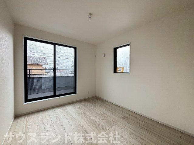 八王子市子安町4期の洋室|こちらの洋室も窓が多く、日当たり良好で明るい空間が広がっています！ベッドや学習机などの家具を配置してもゆとりのある広さです。お好みのインテリアを置いて、快適なプライベート空間を作ることができます。