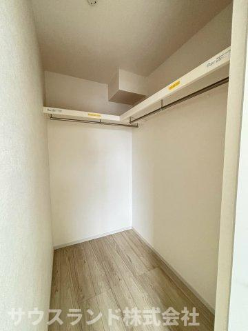 八王子市子安町4期の収納|L字型のハンガーパイプと枕棚が設置された大容量のクローゼットです！かさばる冬物のコートやスーツ、季節物の家電などもまとめて収納できます。お部屋に物が溢れず、居住スペースを広々とお使いいただけます。