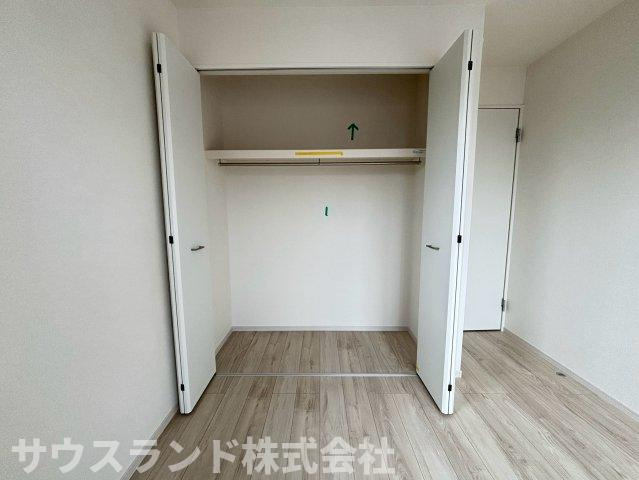 八王子市子安町4期の収納|各居室には便利なクローゼットがしっかりと完備されています！丈の長い衣類もシワにならずに掛けて収納できるハンガーパイプ付きです。上段の棚にはバッグや帽子などの小物類も綺麗に整理しておくことができます。