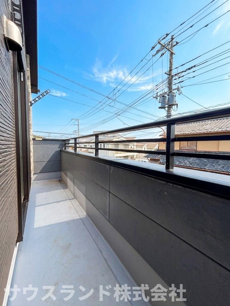 八王子市子安町4期のバルコニー|南向きで陽当たり良好な広々としたバルコニーです！天気の良い日には、お布団や沢山の洗濯物を一気に干すことができ、ふかふかに乾かせます。見晴らしも良く、ちょっとした気分転換のリラックス場所にも最適です。