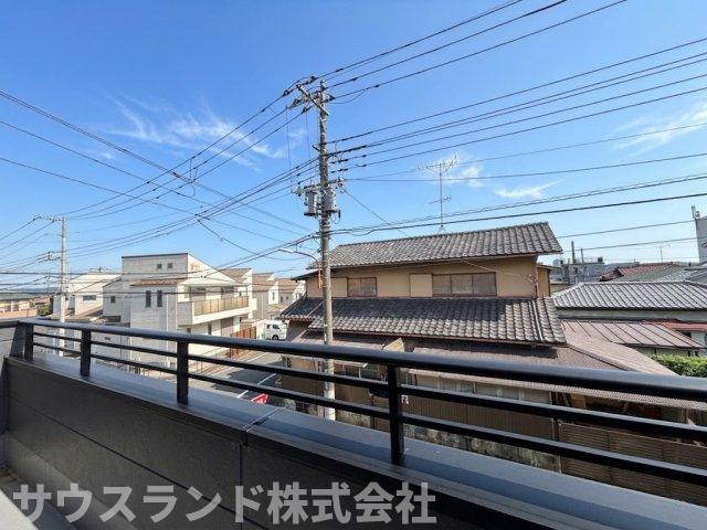 八王子市子安町4期のバルコニー|視界を遮る高い建物がなく、青空が広がる見晴らしの良い景色を楽しめます！周囲の落ち着いた街並みを見渡すことができ、風通しも良好です。家事の合間に外の空気を吸って、気持ちをリフレッシュできそうですね。