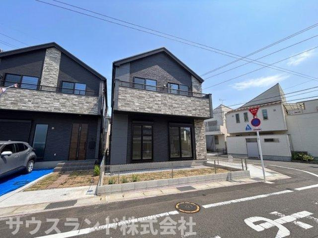 八王子市子安町4期の外観|異なる角度から見た建物の外観です！窓の配置や外壁のアクセントなど、細部までこだわったデザインが魅力的です。閑静な住宅街にあり周辺は交通量も少ないため、小さなお子様がいるご家庭でも安心の住環境です。