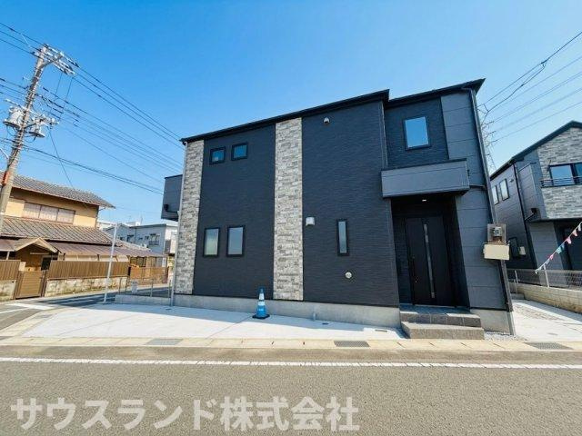 八王子市子安町4期の外観|建物の側面と背面もしっかりとご確認いただけます！隣地との間隔も確保されており、プライバシーが守られた快適な生活を送ることができます。敷地内には自転車などを置くゆとりのスペースもしっかりとあります。