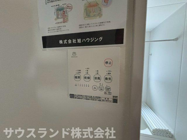 八王子市子安町4期の冷暖房・空調設備|浴室乾燥機や給湯器などの便利な機能がまとまった操作パネルです！雨の日や花粉の季節のお洗濯も、浴室乾燥機があれば安心ですね。一箇所で操作ができるため、毎日の家事の負担を減らし効率よく進められます。