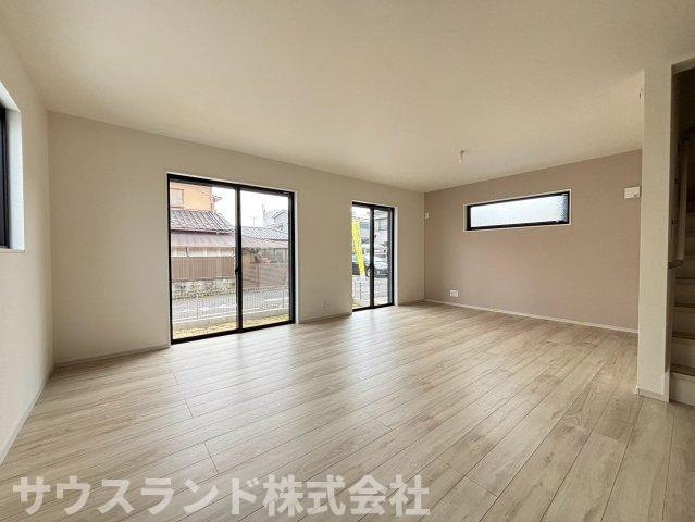 八王子市子安町4期の居間・リビング|家具の配置がしやすい、広々とした美しい長方形のリビングダイニングです！壁の面積が広いため、大型テレビの設置や棚の配置など、思い通りのレイアウトが楽しめます。ご家族で心地よい時間をお過ごしください。