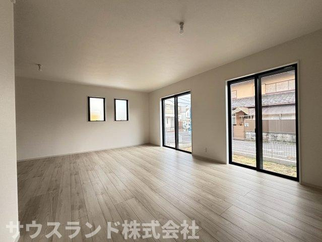 八王子市子安町4期の居間・リビング|複数の窓から光が入り、日中は照明なしでも明るく過ごせる快適なリビングです！風通しも良く、いつでも新鮮な空気を取り込むことができます。ナチュラルな色合いの内装が、お部屋全体を温かく包み込んでくれます。