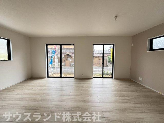 八王子市子安町4期の居間・リビング|リビングの奥までしっかりと自然光が届く、採光にこだわった設計です！窓辺に観葉植物を飾ったり、陽だまりの中で読書を楽しんだりと、充実した時間を過ごせます。心身ともにリラックスできる開放的な空間です。