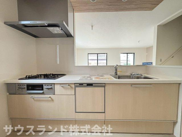 八王子市子安町4期のキッチン|木目調の優しいデザインが目を引くシステムキッチンです！収納スペースがたっぷりと確保されており、調理器具や食器類もスッキリと片付きます。毎日のお料理時間がもっと楽しくなるような素敵な空間ですね。