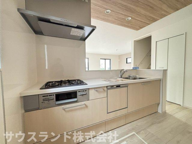 八王子市子安町4期のキッチン|広々としたワークトップでお料理がしやすい対面式のキッチンです！リビングにいるご家族の様子を見守りながら、安心してお料理を進められます。お片付けもしやすく、家事の時短にもつながる嬉しい設計です。