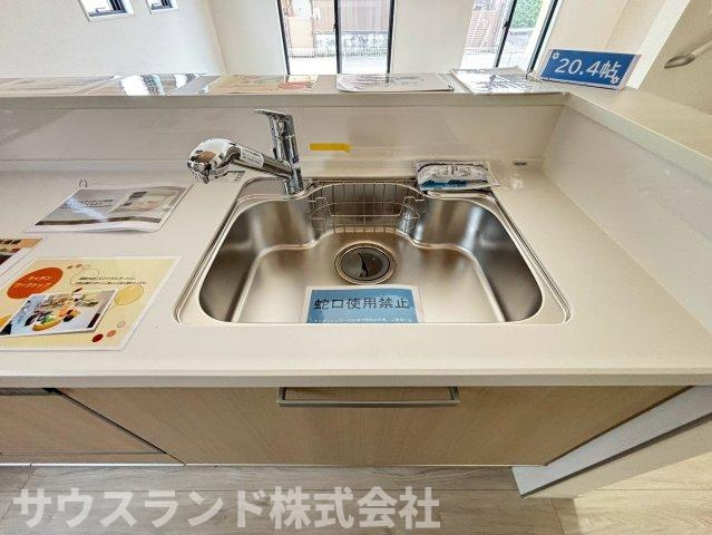 八王子市子安町4期のキッチン|大きなお鍋やフライパンも洗いやすい、ゆとりのある広々としたシンクです！浄水器一体型の水栓が備わっており、いつでも美味しいお水をご利用いただけます。お手入れも簡単で、清潔なキッチンを保てます。