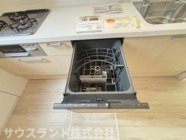 八王子市子安町4期のキッチン|家事の負担をグッと減らしてくれるビルトイン食器洗い乾燥機です！食後の後片付けはお任せして、ご家族でゆっくりと過ごす時間を増やせます。手洗いよりも節水効果が期待できるのも嬉しいポイントですね。